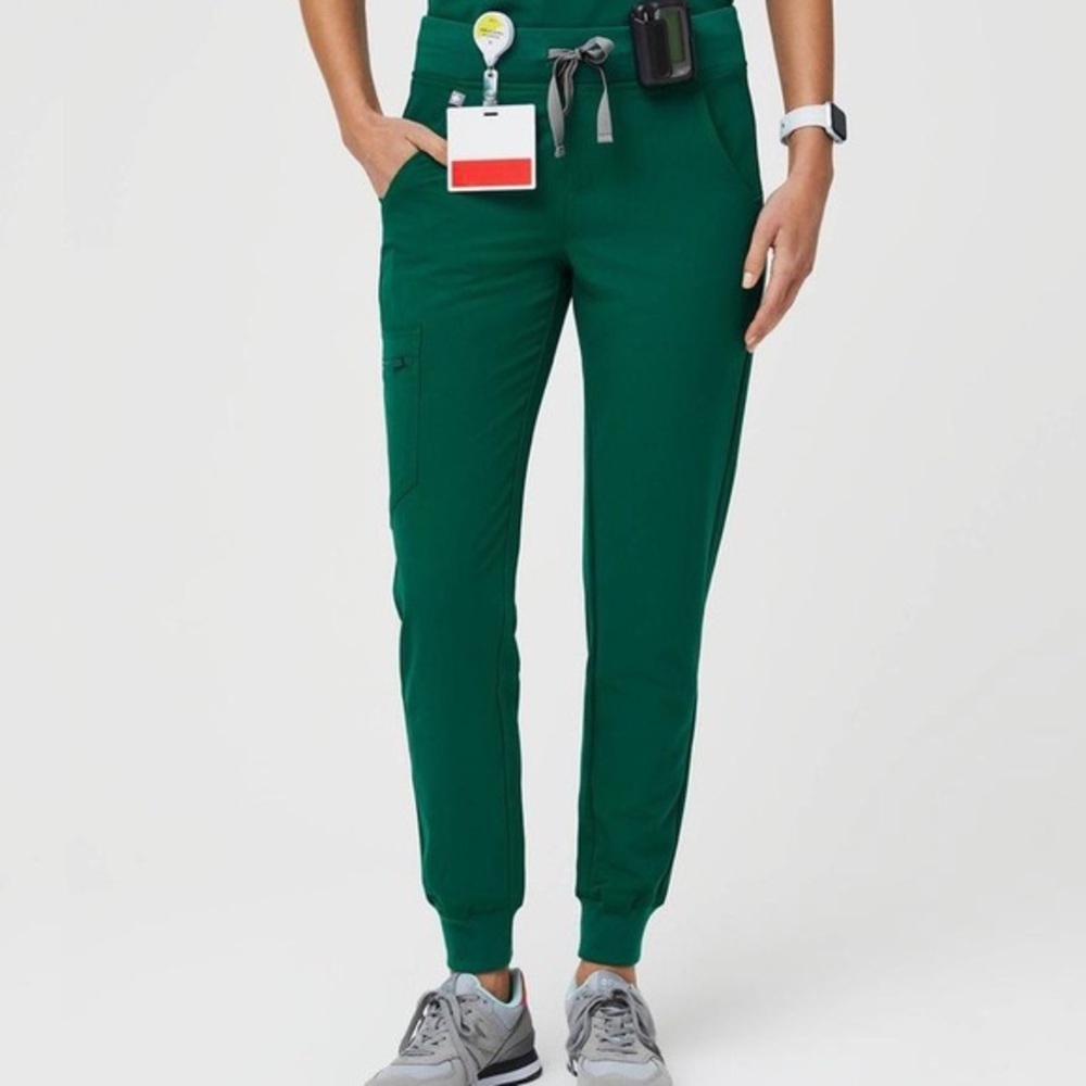 Women’s Hunter Green Zamora Petite Jogger Scrub Pants FIGS